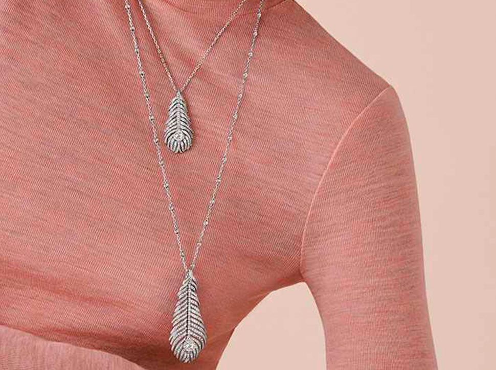 Buy original Boucheron Plume de Paon Necklace with Bitcoin!